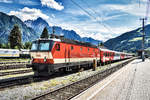 Die   Schachbrett  1144 092-4 steht mit einer vierteiligen CityShuttle-Wendezuggarnitur im Bahnhof Lienz.