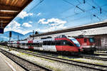 4024 117-6 steht am 30.11.2018 abgestellt im Bahnhof Lienz, während dahinter soeben 1144 045-2 mit einem Güterzug aus Fürnitz eintrifft.