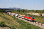 Bei der neuen Brücke zwischen Bad Vöslau und Kottingbrunn,fährt die neue 1144.271 mit dem Freitagsverstärker D-15077 am 17.8.18