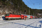 Die neue 1144.279 fährt mit ihren Reg.bei schönsten Winterwetter in den Bhf.Payerbach/R.ein.