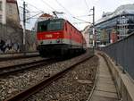 1144 029-4 schiebt im Bereich der Adolf-Blamauer-Gasse eine Garnitur durch die Stadt Wien (Info:Fotostandort war hinter, bzw.