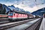 1144 072-6 wartet mit einem gemischten Güterzug, im Bahnhof Lienz.