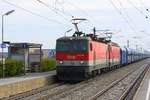 ÖBB 1144 013-0 und 214-4 fahren am 07.April 2019 durch die Haltestelle Helmahof.