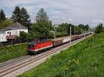 Die 1144 084 mit einem Güterzug am 18.05.2019 unterwegs bei Leonding.