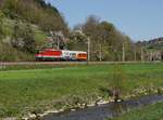 Die 1144 261 mit einem Hilfszug am 19.04.2019 unterwegs bei Schlüßlberg.