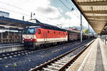 1144 092-4 durchfährt, am 16.10.2019, mit einem Güterzug den Villacher Hbf.