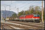 1144 085 + 1142 610 fahren am 24.10.2019 mit einem schweren Güterzug durch den Bahnhof Eichberg.