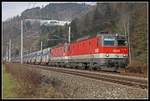 1144 116 + 1144 072 mit Güterzug bei Pernegg am 3.12.2019.