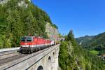 1144 214 + 1142 593 mit einem Güterzug am 08.09.2017 bei Breitenstein.