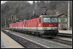 Vierfachlokzug mit der 1144 008 an der Spitze fährt am 16.01.2020 durch den Bahnhof Payerbach - Reicheau.