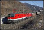 Die frischlackierte 1144 222 bringt gemeinsam mit der 1116 090 einen Autozug bei Spital am Semmering über den Semmering. Das Bild fotografierte ich am 21.01.2020.