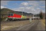 1144 091 + 470 502 mit Güterzug bei Kindberg am 27.02.2020.