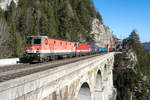 Mit zwei mal der Baureihe 1144 und der BR 1116 158  Sternelok  wurde dieser Ganzzug über den Semmering geführt. Die Aufnahme am 36 Metern hohen Krauselklause-Viadukt entstand am 08.02.2020.