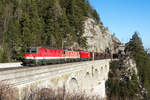 1144 252 einer Dreifachbespannung war an der Spitze dieses Güterzuges über den Semmering anzutreffen. Breitenstein, Krauselklause-Viadukt am 08.02.2020.