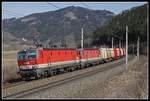 1144 014 + 1144 010 mit Güterzug bei Niklasdorf am 5.03.2020.