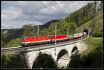 1144 071 + 1144 279 mit Güterzug auf dem Kartnerviadukt am 27.05.2020.