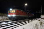 Der RID57709 von Stadlau nach Graz Vbf steht in der Nacht des 5.12.2020 in Semmering Unterwerk und wartet nach dem Abkuppeln des Nachschiebetriebfahrzeugs auf die Weiterfahrt.