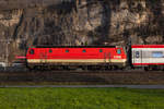 1144 046-0 an der Mixtur aus Fernverkehrs- und Cityshuttle Wagen im Regionaldienst.