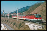 1144 213 zieht am 26.03.2003 den R4481 (Selzthal - St.Michael) kurz nach Gaishorn durchs Paltental. Die Lok wurde nachträglich auf Funkversteuerung umgebaut,ersichtlich war dieser Umbau an den zwei zusätzlichen quadratischen Antennen am Führerstandsdach. Da die Funkfernsteuerung nieh in Betrieb ging wurde alles in einigen Jahren wieder rückgebaut.