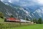 ÖBB 1144 215 + 282 mit einem Güterzug Richtung Arlbergtunnel bei Pettneu - 10.08.2022