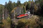 Den Ferienverstärkerzug D17058 von Villach Hbf nach Wien Meidling bespannt am 28.10.2022 die 1144 122.