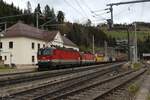 Nachdem die 1144 265 und die 1144 008 mit dem grenzlastigen DG54703 am 18.11.2022 den Bahnhof Breitenstein erreicht haben wartet der Zug die Vorfahrt eines Railjets ab und die beiden