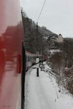 Seit 1905 ist das Schloss Klaus, dass am Fuße des Berges Brennet auf einem Felsvorsprung im Steyrtal liegt, untertunnelt und die Pyhrnbahn von Linz Hbf nach Selzthal führt hier durch.