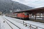 Mit dem IC506  Kremstal  von Graz Hbf nach Linz Hbf fährt die blutorange 1144.40 am 24.1.2023 in den winterlichen Bahnhof Selzthal ein.