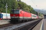 Die 1144 201 bespannte am 16.9.2023 den IC512  Schöckl  von Graz Hbf nach Salzburg Hbf hier in Leoben Hbf beim Abwarten eines Anschlusszuges.