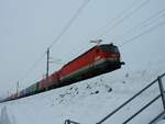 1144 263-1 zieht mit Hilfe von 1116 001-0 einen bunten Innofreight-container-zug entlang der Passauerbahn, kurz vorm  Mitziberg(331mtr) ,  nächst Haiding in Richtung Wels; 231209