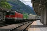 Eine 1144 und ein Kombizug;-) Die Wien Westbahnhofer 1144 266 fhrt mit einem Kombizug aus Italien in Kufstein auf Gleis 1 ein.