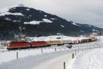 1144 222 und 1144 258 mit einem Gterzug vor Fieberbrunn (05.01.2008)