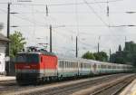 1144 215-9 mit dem EC 85  Michelanglo  bei der Durchfahrt Brixxlegg am 23.5.08