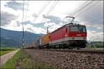 1144 257 (9181 1144 257-7) schiebt den  DHL-Express  von Kufstein zum Grenzbahnhof Brennero/Brenner.