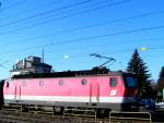 1144 282-9 schiebt die CS-Garnitur  R3016  aus dem Bhf.