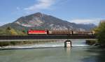 Eine 1144 mit einem Gterzug am 25.04.2009 auf der Innbrcke bei Brixlegg.