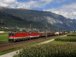 Die 1144 221 und die 1144 244 am 19.09.2009 mit einem Gterzug unterwegs bei Schwaz.