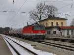 Die 1144 207 mit einem Gterzug am 13.03.2010 bei der Durchfahrt in Aling. 