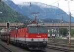 1144 285 und eine Schwestermaschine warten am 14.5.2010 im Bahnhof Kufstein mit einem leeren Kohlezug auf die Ausfahrterlaubnis.