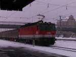 BR 1144 287 mit Gterzug durch Regensburg am 11.02.2010.