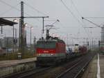 Die 1144 200 am 17.10.2010 mit einem Gterzug bei der Durchfahrt in Mnchen Ost.