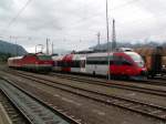 1144 102, mit einem Hilfszugwagen steht am 6.8.10 in Saalfelden neben 4024 071.