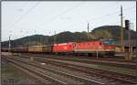 1144 075 und eine 1116 warten mit dem umgeleiteten Eaos-Ganzzug im Bahnhof Knittelfeld auf ihren Triebfahrzeugfhrer.