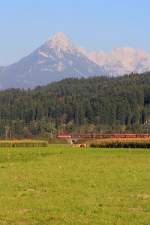 1144 mit Gterzug von Kirchbichl nach Rohrdorf, kurz nach Abfahrt.