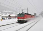 1144 247 und Schwesterlok sind mit einem KLV-LKW Walter auf der Brennerbahn in Richtung Italien unterwegs.Bild entstand in Steinach in Tirol am 24.1.2012.