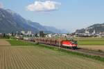 1144 018 mit einem gemischten Gterzug am 25.05.2012 bei Schwaz.