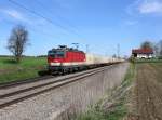 Die 1144 252 mit einem Containerzug am 19.04.2012 unterwegs bei Hilperting.