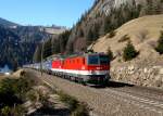 1144 256 und ihre Schwesterlok mit einem KLV am 08.03.2011 unterwegs bei St. Jodok am Brenner.