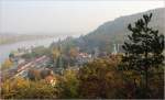 An der Donau entlang fhrt diese unbekannte 1144 mit EC 777 (Wien FJB - Praha hl. n.) und passiert dabei das herbstlich gefrbte Wiener Kahlenbergerdorf. (In Wahrheit ist das der aus Mangel an Nahverkehrswagen krzlich im Aussehen vernderte REX 2110. Fernverkehr gibt es an der FJB natrlich nicht, aber trumen wird man wohl noch drfen... ;) ) 22.10.12