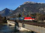 Die 1144 243 mit einem KLV-Zug am 17.11.2012 bei der berfahrt ber den Inn bei Brixlegg.